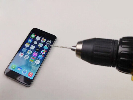 瘋狂暴力測(cè)試！iPhone 6屏幕遭遇電鉆