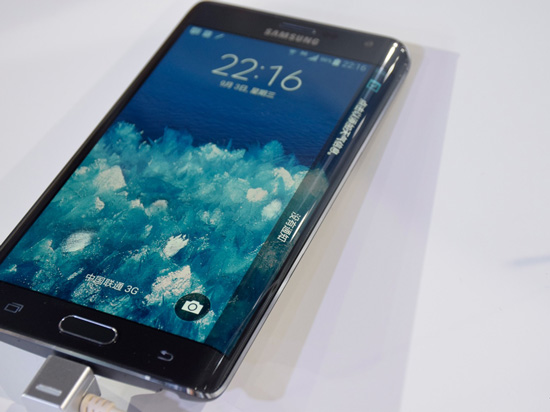 外媒：三星Galaxy S6或?qū)⑹褂萌嫫?/>（圖為三星Galaxy Note Edge）</p><p>　　據(jù)CNET消息稱，三星下代旗艦將推出標(biāo)準(zhǔn)屏與三面屏兩種版本的手機(jī)。新旗艦手機(jī)均是全金屬機(jī)身，搭載5.1英寸屏幕，使用三星最先進(jìn)的處理器，三月初的全球移動(dòng)大會(huì)上我們便能夠見到它們。</p><p>　　此前，三星已經(jīng)推出了一款雙面屏手機(jī)Galaxy Note Edge，該機(jī)右面裝有曲面屏用于顯示各類圖標(biāo)與通知。如果消息準(zhǔn)確的話，Galaxy S6將會(huì)把這樣的概念拓展至左右兩邊曲面屏。</p><p>　　同時(shí)，三星近日在官網(wǎng)上展示了“智能機(jī)攝像頭發(fā)展史”，詳細(xì)介紹成像質(zhì)量是如何一代代提升的。相信下代旗艦攝像頭的能力也會(huì)有大幅度提升。</p><p><span style=