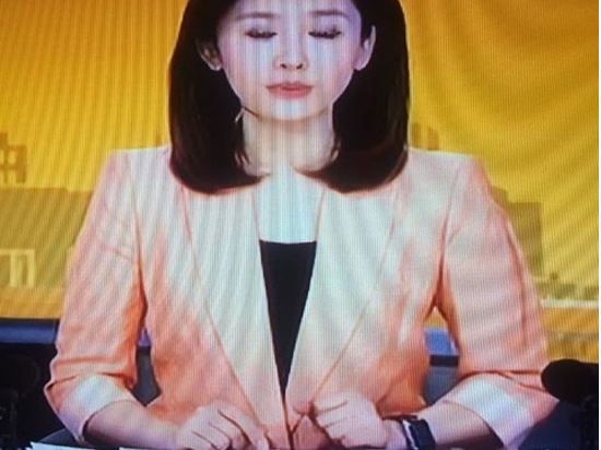 美女主播戴蘋果表售價(jià)曝光 央視：不禁止