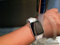 Apple Watch表冠積灰？直接用水沖洗！
