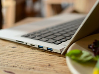 比MacBook Air還要??！神舟推出Win8超薄本