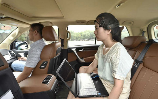 國內(nèi)首臺(tái)腦控汽車試跑， 用意念就能開車
