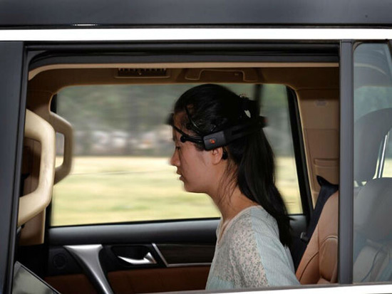 國內(nèi)首臺(tái)腦控汽車試跑， 用意念就能開車