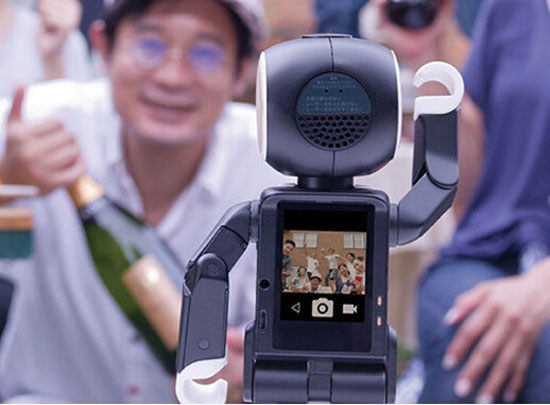 夏普將推機(jī)器人手機(jī)RoBoHoN，可走路跳舞