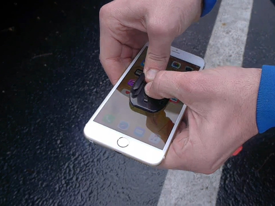 視頻：iPhone 6s機(jī)身很耐磨？馬路上磨擦一下再說