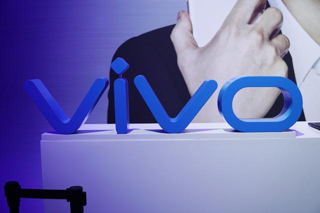 宋仲基終于現(xiàn)身 還帶來(lái)了vivo X7 Plus的售價(jià)