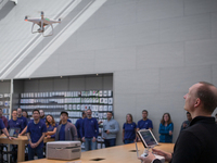 傍上蘋果，大疆精靈4在全球Apple Store開售