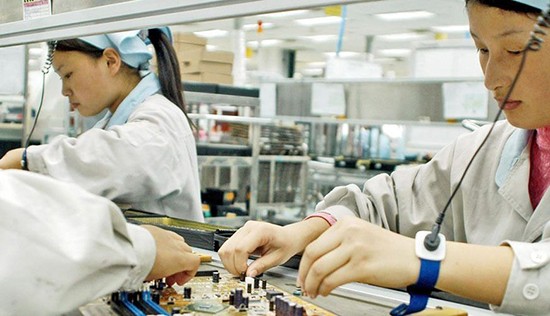 iPhone 7依舊只有兩個(gè)版本 Pro版或?qū)⒘舻矫髂辏?/></p><p>　　雖然說(shuō)蘋果向來(lái)都致力于打造一條多元化的供應(yīng)鏈，但這次的舉措會(huì)不會(huì)是與明年的新iPhone有關(guān)？像上面所講，如果蘋果將在iPhone 8上增加一款十周年的特別版，那么增加供應(yīng)廠商就能有效的提高iPhone的產(chǎn)量，從而避免供貨不足而導(dǎo)致斷貨的情況出現(xiàn)。</p><p><img src=