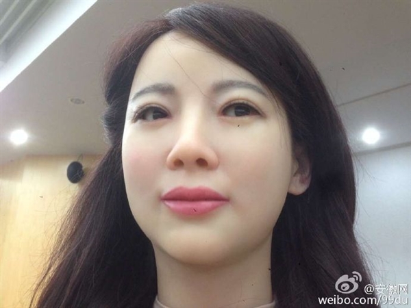 告訴我她美不美！中國(guó)首個(gè)美女機(jī)器人問(wèn)世