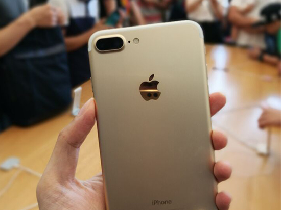 iPhone 7正式開賣：亮黑色有價(jià)無市