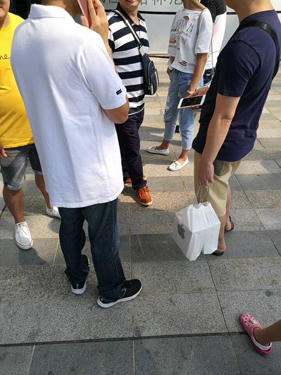 iPhone 7正式開賣：亮黑色有價(jià)無市