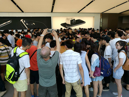 iPhone 7正式開賣：亮黑色有價(jià)無市