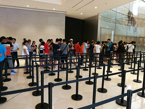 iPhone 7正式開賣：亮黑色有價(jià)無市