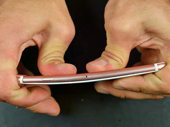 易變彎？iPhone 7對(duì)比iPhone 6s抗彎曲測(cè)試
