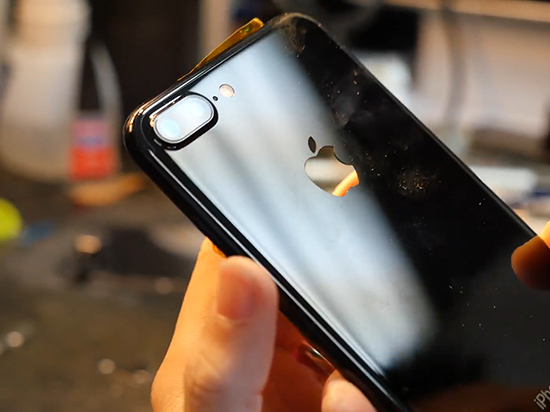 閃瞎！改裝蘋果iPhone 7 Plus發(fā)光LOGO
