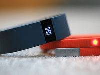 傳Fitbit擬收購競爭對手Pebble 智能手表廠商都要抱團(tuán)？