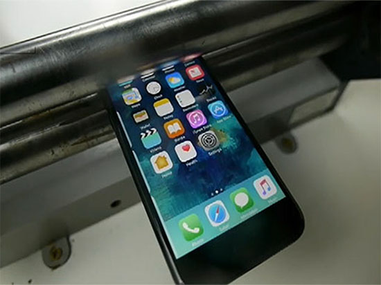心肝疼！iPhone7被滾壓機(jī)瞬間碾成渣