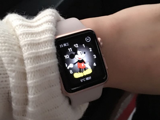 續(xù)航不再是問題！Apple Watch表帶或?qū)щ姵?/></p><p>　　目前暫時(shí)不清楚這一專利未來是否會應(yīng)用到下一代蘋果手表中。但提高蘋果手表的電池續(xù)航時(shí)間可以讓用戶在無需充電的前提下連續(xù)使用多天，這將給Apple Watch系列產(chǎn)品帶來巨大的市場機(jī)會，這也將是Apple Watch重度用戶的福利。<strong>關(guān)注科客網(wǎng)官方微信kekebat，獲取更多精彩資訊。</strong></p>			
			
			<!---->
		    
                    <!-- 新聞詳情頁底部轉(zhuǎn)載/原文聲明 -->
                    <div   id=