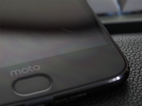 沒毛??！摩托羅拉實力回應Moto Z2 Force屏幕不耐刮