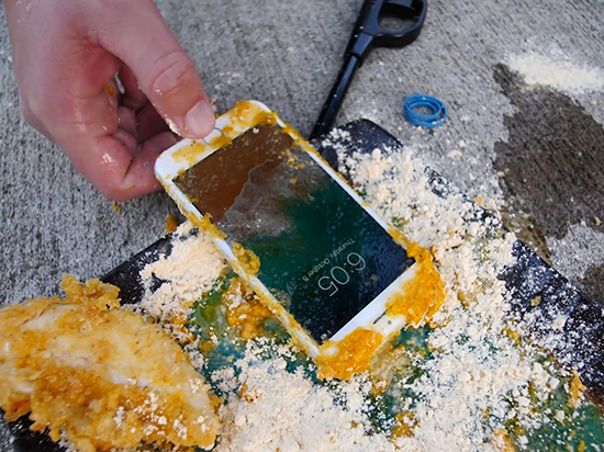 油炸iPhone 8更入味？看它能在油鍋里待多久電池才膨脹