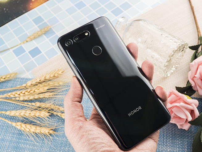 榮耀V20開箱體驗：麒麟980“盲孔”全視屏4800萬像素 表現(xiàn)強(qiáng)勢