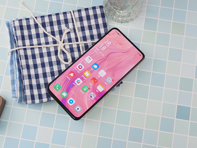 OPPO Reno開(kāi)箱體驗(yàn)：全景屏+創(chuàng)意側(cè)旋升降結(jié)構(gòu)