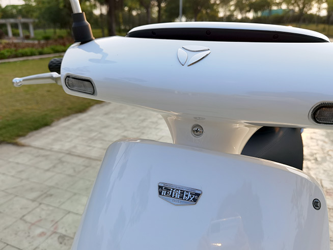 雅迪冠能M8電動車評測：續(xù)航超給力，高端新典范