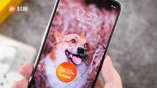 realme Q2 Pro開箱上手：千元就能摸上素皮！65W閃充降維打擊