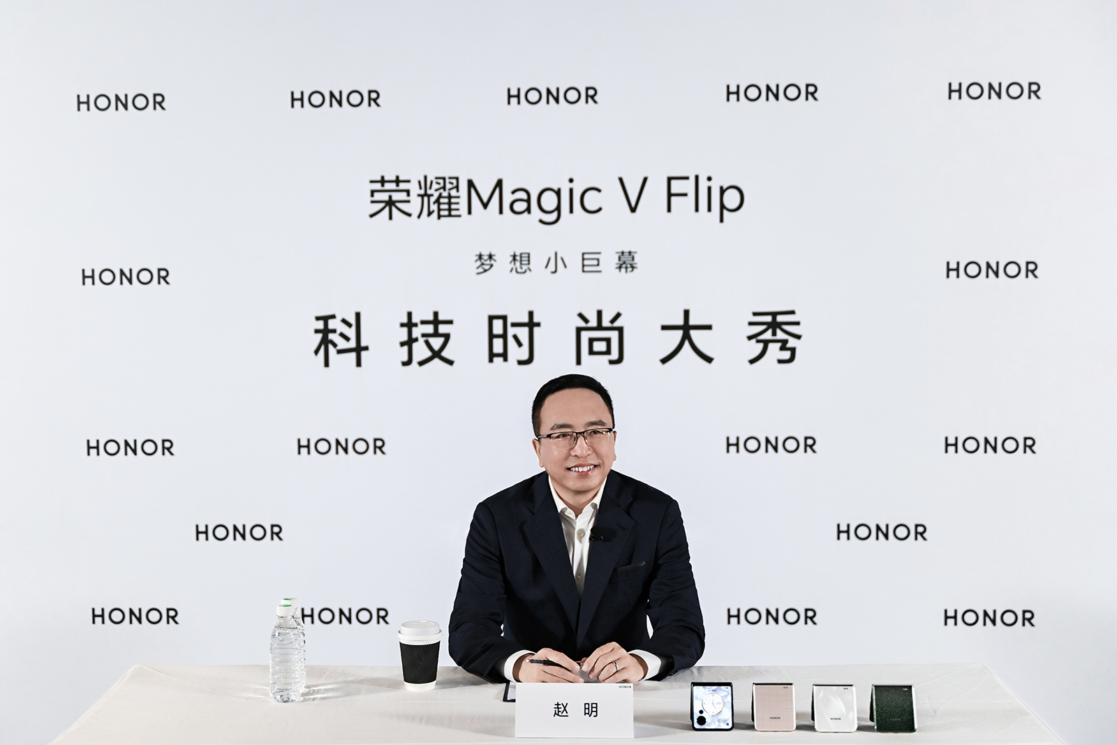 榮耀Magic V Flip重新盤活小折疊，趙明稱蘋果AI落后榮耀三年